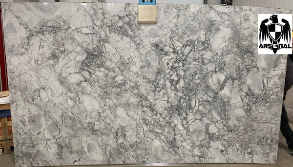 Quartzite Super White Calacatta Premium <br>Fini : Poli - Lot : 10775 <br>Epaisseur : 1.25'' <br>Dimensions : +,-127'' x 72'' <br> Indice de prix : $$$$$ <br>