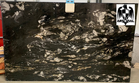 Granite Titanium COMMERCIAL  <br>Fini : Poli -  Lot : 15815  <br>Epaisseur : 1.25''  <br>Dimensions :  125'' x 76'' <br> Indice de prix : $$ <br> ** voir photos, téléphoner pour + infos **