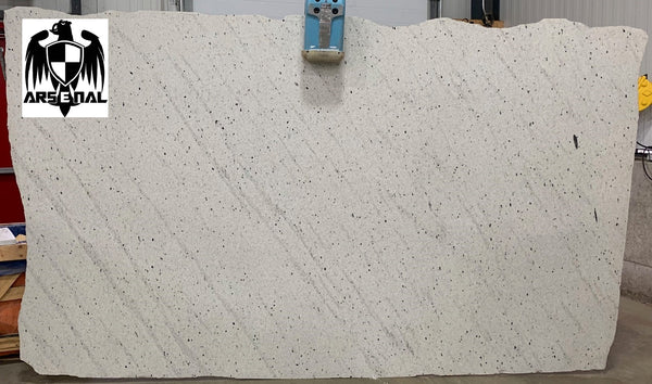 Granite Extreme White Premium <br>Fini : Poli - Lot : 1646 <br>Epaisseur : 1.25'' <br>Dimensions : +,- 125'' x 74'' <br> Indice de prix : $$$$ <br>