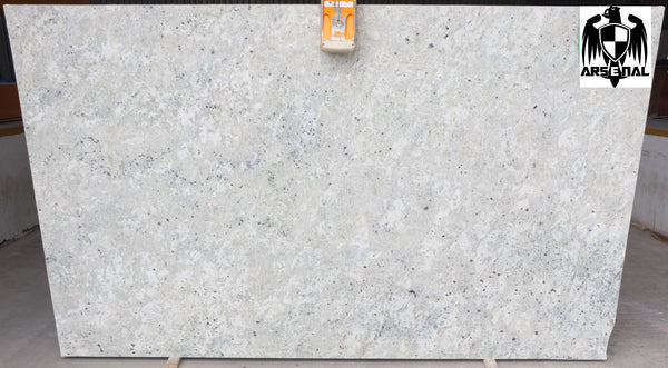Granite Colonial White Premium <br>Fini : Poli - Lot : 3101 <br>Epaisseur : 1.25'' <br> Dimensions : +,- 127'' x 75'' <br> Indice de prix : $$ <br> ARRIVAGE MI AVRIL 2026