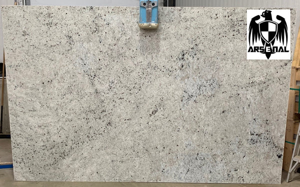 Granite Colonial White Premium <br>Fini : Poli - Lot : 3129 <br>Epaisseur : 1.25'' <br> Dimensions : +,- 122'' x 78'' <br> Indice de prix : $$ <br>