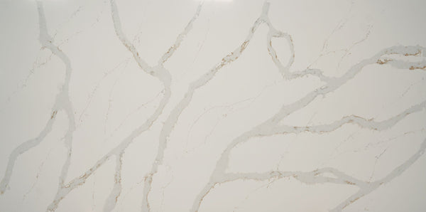 JUMBO Quantra - 9334 Calacatta Capri <br>Grade : 1ere Qualite <br>Fini : Poli <br>Epaisseur : 0.75''<br>Dimensions : 130'' x 65''<br>Indice de prix : $$$$ <br>