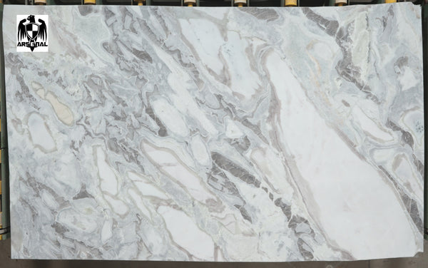 Quartzite Dover White <br>Fini : Poli - Lot : 11473 <br>Epaisseur : 1.25'' <br>Dimensions : +,- 128'' x 75'' <br> Indice de prix : $$$$$ <br> ARRIVAGE MARS 2026