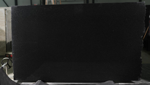 Granite Noir Cambrian premium <br> Fini : Poli - Lot : 72615 <br> Epaisseur : 0.75'' <br> Dimensions : +,- 138'' x 74'' <br> Indice de prix : $$$ <br>