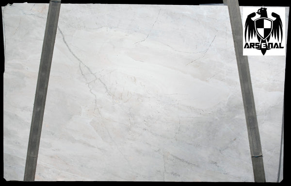 Quartzite Sky White <br>Fini : Poli - Lot : 10801 <br> Epaisseur : 1.25'' <br> Dimensions : +,- 122'' x 77'' <br> Indice de prix : $$$$$ <br> ARRIVAGE MI JUIN 2026