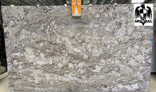 Granite Alaska White Premium <br>Fini : Poli - Lot : 8377 <br> Epaisseur : 1.25'' <br> Dimensions : +,- 129'' x 77'' <br> Indice de prix : $$$$<br>