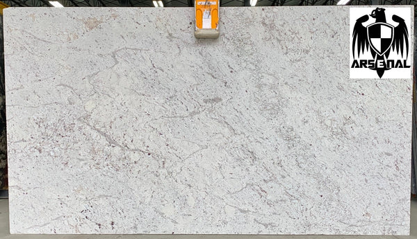 Granite Andromeda White <br>Fini : Poli - Lot : 44024 <br>Epaisseur : 1.25'' <br> Dimensions : +,- 128'' x 72'' <br> Indice de prix : $$$ <br>