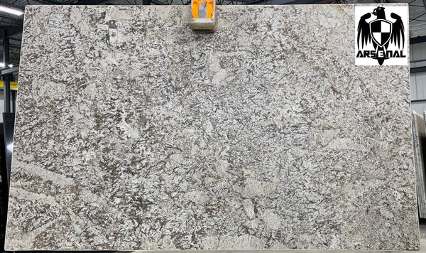 Granite Bianco Antico Premium <br>Fini : Antique - Lot : 17631 <br>Epaisseur : 1.25'' <br>Dimensions : +,-127'' x 78'' <br> Indice de prix : $$$ <br>
