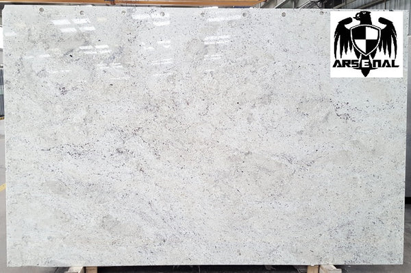 Granite Colonial White Premium <br>Fini : Poli - Lot : 46125 <br>Epaisseur : 1.25'' <br> Dimensions : +,- 119'' x 73'' <br> Indice de prix : $$$ <br> ARRIVAGE JANVIER 2027