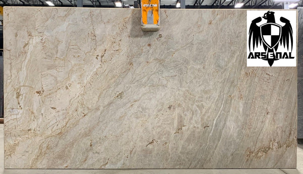 Quartzite Chateau Blanc <br> Fini : Poli - Lot : 27047A <br> Epaisseur : 1.25'' <br> Dimensions : +,- 122'' x 65'' <br> Indice de prix : $$$$$ <br>