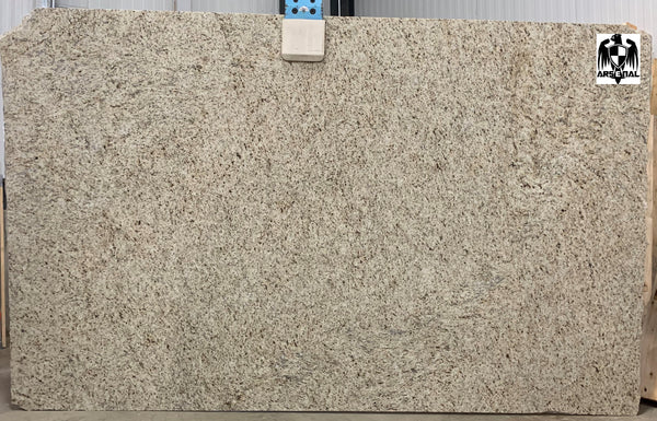 Granite Giallo Ornemental Premium <br>Fini : Poli - Lot : 62405 <br>Epaisseur : 1.25'' <br>Dimensions : 114'' x 70'' <br> Indice de prix : $$ <br>