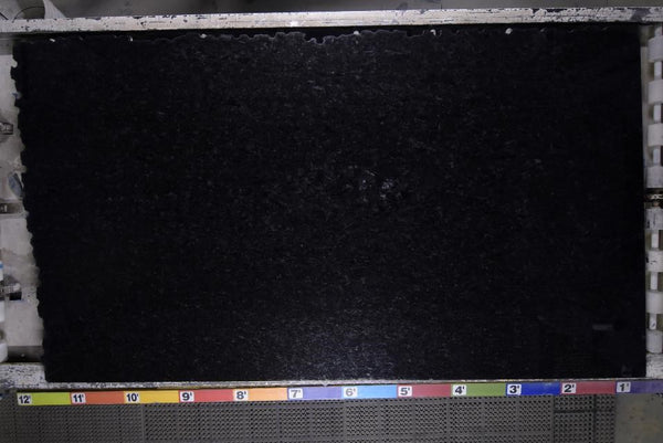Granite Noir St-Henri Black Premium <br> Fini : Poli - Lot : 29666 <br> Epaisseur : 1.25'' <br>Dimensions : +,- 124 x 70' <br> Indice de prix : $$$$ <br>