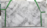 Quartzite Super White Calacatta Premium <br>Fini : Poli - Lot : 11890 <br>Epaisseur : 1.25'' <br>Dimensions : +,-130'' x 76'' <br> Indice de prix : $$$$$ <br>