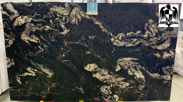 Granite Titanium Gold Premium <br>Fini : Antique - Lot : 18543 <br>Epaisseur : 1.25'' <br>Dimensions : +,-126'' x 74'' <br> Indice de prix : $$$$ <br>