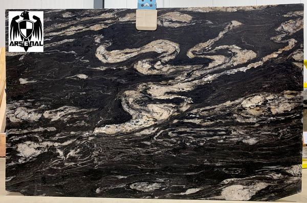 Granite Titanium Premium <br>Fini : Antique - Lot : 9395 <br>Epaisseur : 1.25'' <br>Dimensions : +,-121'' x 76'' <br> Indice de prix : $$$$ <br>