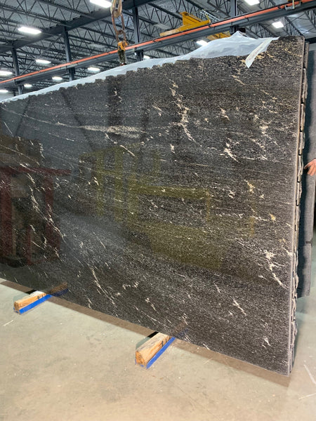 Granite Via Lattea Premium <br>Fini : Poli - Lot : 9372 <br>Epaisseur : 1.25'' <br> Dimensions : +,- 120' x 70'' <br> Indice de prix : $$$$ <b>