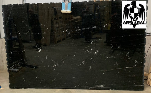 Granite Via Lattea Premium <br>Fini : Poli - Lot : 7893 <br>Epaisseur : 1.25'' <br>Dimensions : +,- 123' x 76'' <br> Indice de prix : $$$ <b>