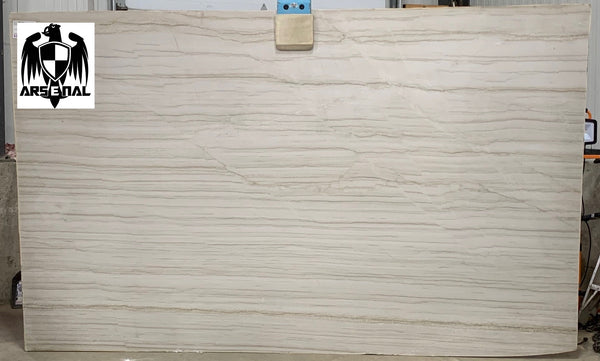 Quartzite White Macaubas Premium <br>Fini : Poli - Lot : 139425 <br>Epaisseur : 1.25'' <br>Dimensions : +,- 128'' x 78'' <br> Indice de prix : $$$$$ <br>