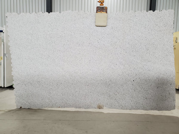 Granite Bethel White Premium <br>Fini : MAT recto/verso - Lot : 18794 <br>Epaisseur : **1.50** '' <br>Dimesions : 106'' x 64'' <br> Indice de prix : $$$ <br>