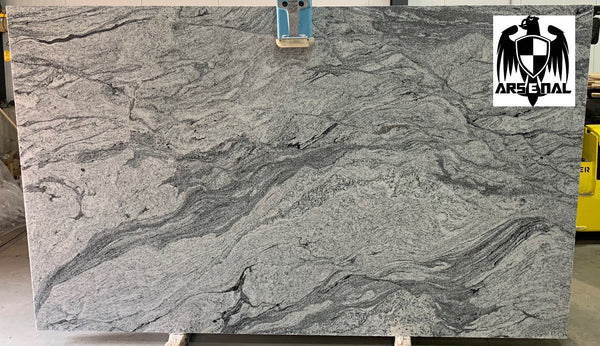 Granite Viscount White Premium <br>Fini : Poli - Lot : 267621 <br>Epaisseur : 1.25'' <br>Dimensions : +,- 128'' x 77'' <br> Indice de prix : $$ <br>