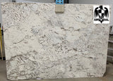 Granite Alaska White Premium <br>Fini : Poli - Lot : 38023 <br>Epaisseur : 1.25'' <br>Dimensions : +,- 106'' x 76'' <br> Indice de prix : $$$$<br>