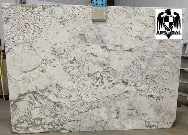 Granite Alaska White Premium <br>Fini : Poli - Lot : 38023 <br>Epaisseur : 1.25'' <br>Dimensions : +,- 106'' x 76'' <br> Indice de prix : $$$$<br>
