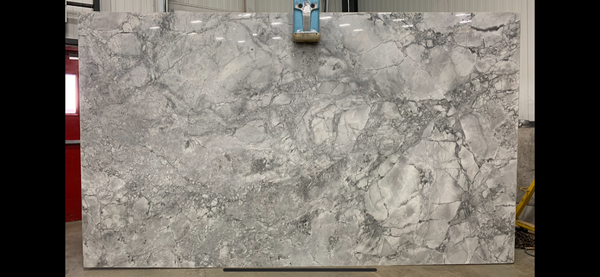 Quartzite Super White Calacatta Premium <br>Fini : Poli - Lot : 9570 <br>Epaisseur : 1.25'' <br>Dimensions : +,-132'' x 77'' <br> Indice de prix : $$$$$ <br>