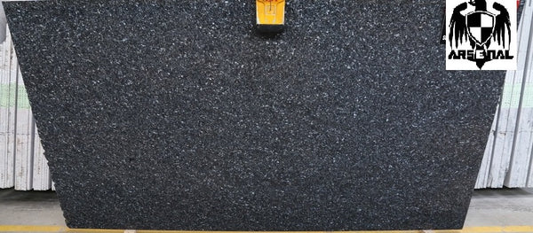 Granite Blue Pearl GT Premium <br>Fini : Poli - Lot : 38368 <br>Epaisseur : 1.25'' <br>Dimensions : +,- 132' x 75'' <br> Indice de prix : $$$$ <br>