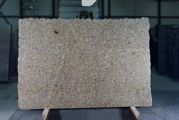 Granite Santa Cecilia Premium <br>Fini : Poli - Lot : 2087 <br>Epaisseur : 1.25'' <br>Dimensions : 111'' x 74'' <br> Indice de prix : $ <br>