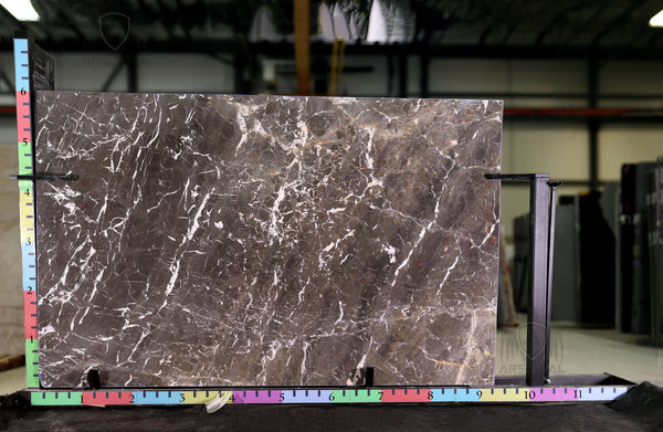 MARBRE Soho Brown <br>Fini : Poli - Lot : 7769 <br>Epaisseur : 1.25'' <br>Dimensions : 112'' x 71'' <br> Indice de prix : $ <br> voir commentaire