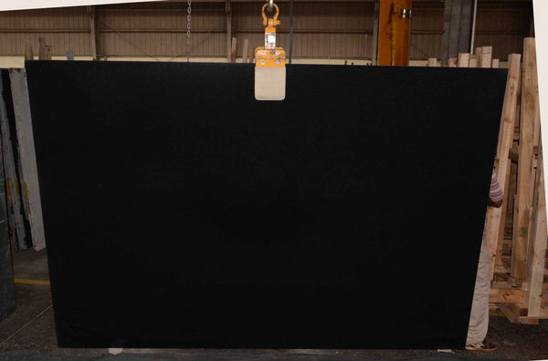 Granite Absolute Black Premium <br> Fini : Poli - Lot : 7091 <br> Epaisseur : 0.75'' <br> Dimensions : +,- 119' x 79'' <br> Indice de prix : $$ <br>