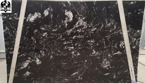 Granite Titanium  Premium <br>Fini : Poli -  Lot : 116632 <br>Epaisseur : 1.25''  <br>Dimensions : +,-87'' x 78'' <br> Indice de prix : $$$$ <br>