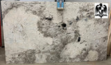 Granite Alaska White Premium <br>Fini : Poli - Lot : 38774 <br>Epaisseur : 1.25'' <br>Dimensions : +,- 128'' x 72'' <br> Indice de prix : $$$$<br>