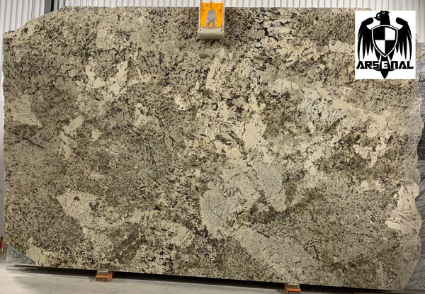 Granite Alaska White <br>Fini : Poli - Lot : 7890 <br>Epaisseur : 1.25'' <br>Dimensions : +/- 114'' x 74'' <br> Indice de prix : $$$ <br>