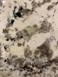 Granite Alaska White <br>Fini : Poli - Lot : 7890 <br>Epaisseur : 1.25'' <br>Dimensions : +/- 114'' x 74'' <br> Indice de prix : $$$ <br>