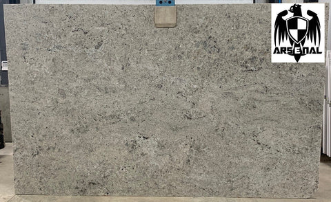 Granite Colonial White Premium  <br>Fini : Poli -  Lot : 38245 <br>Epaisseur : 1.25''  <br>Dimensions : +/- 127'' x 56'' <br> Indice de prix : $$ <br>