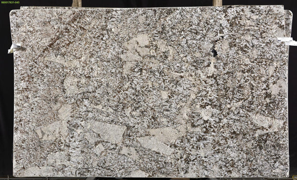Granite Bianco Antico COMMERCIAL  <br>Fini : Poli -  Lot : 17631 <br>Epaisseur : 1.25''  <br>Dimensions : +,-127'' x 78'' <br> Indice de prix : $ <br> ** voir photos, téléphoner pour + infos **