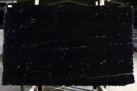 Granite Via Lattea Premium  <br>Fini : Poli -  Lot : 8171 - #42 - # 44 <br>Epaisseur : 1.25''  <br>Dimensions : +,- 124'' x 42'' <br> Indice de prix : $$$ <b> * VOIR FICHE *