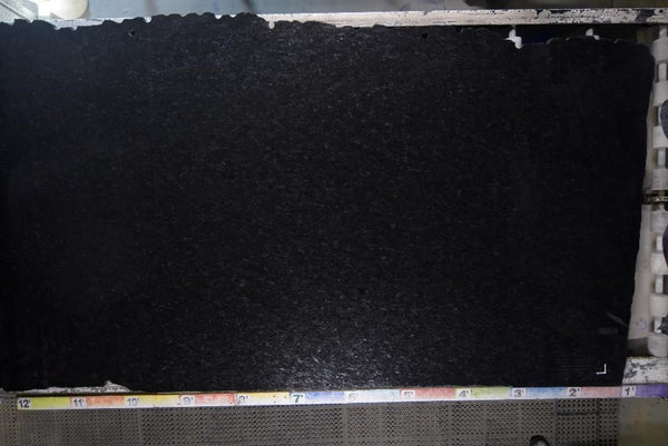 Granite Noir St-Henri Black Premium  <br>Fini : poli -  Lot : 29600 <br> Epaisseur : 1.25''  <br>Dimensions : +,- 118 x 63' <br> Indice de prix : $$$$ <br>