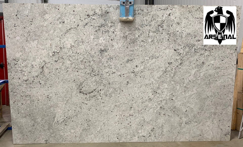 Granite Colonial White Premium <br>Fini : Poli -  Lot : 3101  <br>Epaisseur : 1.25''  <br> Dimensions : +,- 127'' x 76'' <br> Indice de prix : $$ <br>