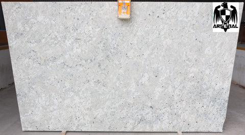 Granite Colonial White Premium <br>Fini : Poli -  Lot : 3101  <br>Epaisseur : 1.25''  <br> Dimensions : +,- 127'' x 75'' <br> Indice de prix : $$ <br> ARRIVAGE MI AVRIL 2026