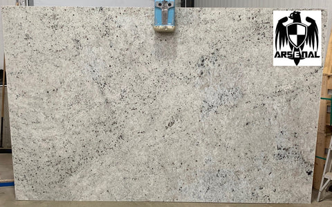 Granite Colonial White Premium <br>Fini : Poli -  Lot : 3129  <br>Epaisseur : 1.25''  <br> Dimensions : +,- 122'' x 78'' <br> Indice de prix : $$ <br>