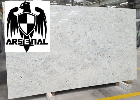 Granite Colonial White Premium <br>Fini : Poli -  Lot : 42849  <br>Epaisseur : 1.25''  <br>Dimensions : +,- 130'' x 73'' <br> Indice de prix : $$ <br> ARRIVAGE FIN JUIN 2025