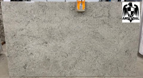 Granite Colonial White Premium  <br>Fini : Poli -  Lot : 42915 <br>Epaisseur : 1.25''  <br>Dimensions : +,- 129'' x 75'' <br> Indice de prix : $$ <br>