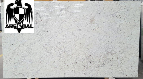 Granite Andromeda White <br>Fini : Poli -  Lot : 44024 <br>Epaisseur : 1.25''  <br>Dimensions : +,- 126'' x 71'' <br> Indice de prix : $ <br> ARRIVAGE OCTOBRE 2025