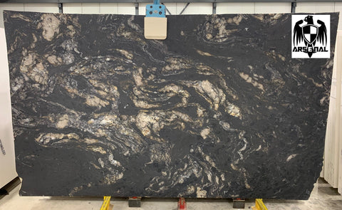 Granite Titanium Gold Premium <br> Fini : Antique -  Lot : 98671 <br> Epaisseur : 1.25'' <br> Dimensions : +,-120'' x 74'' <br> Indice de prix : $$$$ <br>