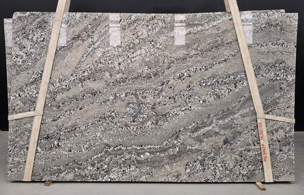 Granite Blue Araras Premium  <br>Fini : POLI -  Lot : 8448  <br> Epaisseur : 1.25'' <br> Dimensions : +,- 126'' x 77'' <br> Indice de prix : $$$ <br>