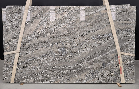 Granite Blue Araras Premium  <br>Fini : POLI -  Lot : 8448  <br> Epaisseur : 1.25'' <br> Dimensions : +,- 126'' x 77'' <br> Indice de prix : $$$ <br>