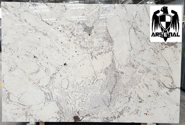 Granite Alaska White Premium  <br>Fini : Poli -  Lot : 4536  <br>Epaisseur : 1.25''  <br>Dimensions : +,- 109'' x 77'' <br> Indice de prix : $$$$<br> ARRIVAGE JANVIER 2027