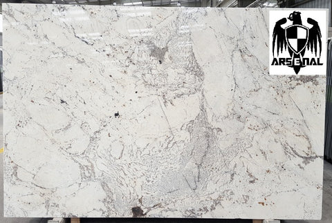 Granite Alaska White Premium  <br>Fini : Poli -  Lot : 4536  <br>Epaisseur : 1.25''  <br>Dimensions : +,- 109'' x 77'' <br> Indice de prix : $$$$<br> ARRIVAGE JANVIER 2027